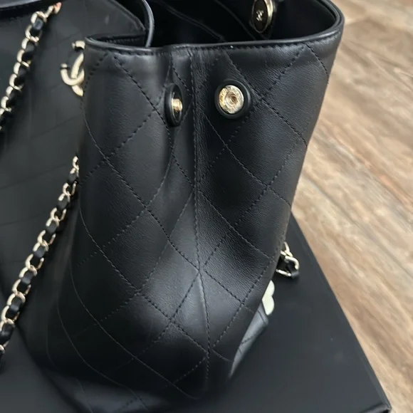 Authentic Black Calfskin Quilted Leather Shopping Bag - Picture 6 of 16